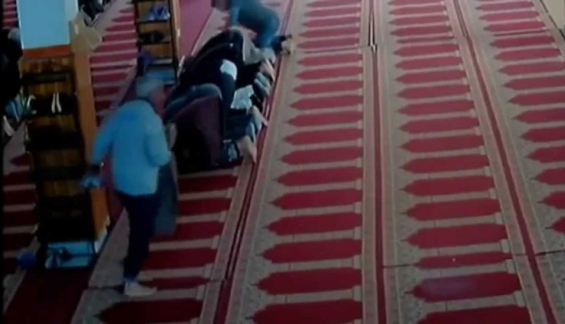 مصلون يلقون القبض على سارق الأحذية في الطارف