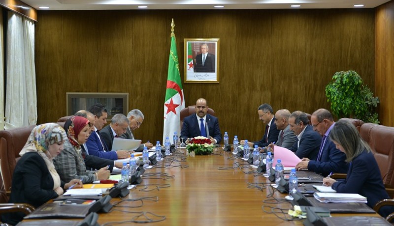 البرلمان يحيل مشروعي قانوني المحروقات والمستخدمين العسكريين على لجنتي الاقتصاد والشؤون القانونية