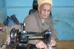 الحاجة والعوز جعلاه يتمسك بالخياطة رغم بلوغه العقد التاسع:عمي صالح.. ما زال يسترزق من خرم الإبرة ويستأنس بزبائنه
