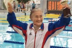 مسنة عمرها 100 عام تقطع 1500 متر سباحة حرة