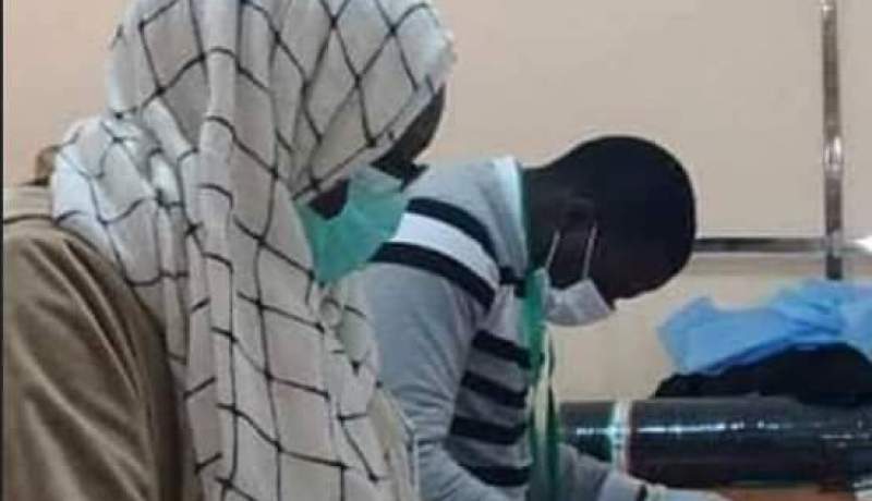 الأغواط: خياط سنيغالي يصنع الكمامات ويوزعها بالمجان بعين ماضي