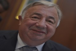 خذوا العبرة من رئيس مجلس الشيوخ الفرنسي