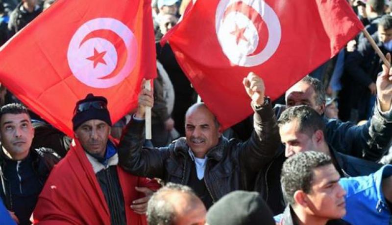 محتجون يتظاهرون أمام البرلمان وشاب يذبح نفسه بشفرة حلاقة في تونس