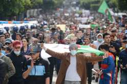 عشرات آلاف الجزائريين يشاركون في مسيرات “عودة الحراك”
