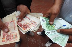 الحكومة تلزم الأجانب بصرف أموالهم في البنوك بدل السكوار