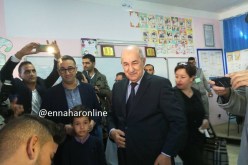 الوزير الأول السابق تبون يدلي بصوته في بوشاوي