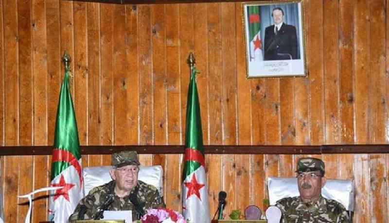 بالصور .. قايد صالح يواصل زيارته للناحية العسكرية السادسة