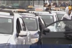 بالفيديو.. سائقوا سيارات الأجرة يرفضون العمل بنظام العداد