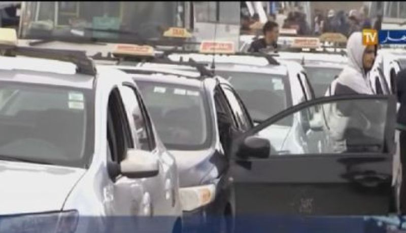 بالفيديو.. سائقوا سيارات الأجرة يرفضون العمل بنظام العداد
