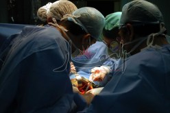 خطأ طبي يرهن حياة شابة ويجعلها مخيّـرة بين النطق أوالتنفس أو الإنجاب