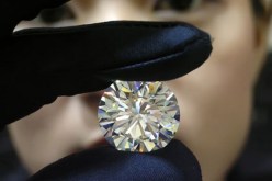 الإطاحة بمجرمة خطيرة تصطاد ألماس داخل حمامات النسوة في وهران