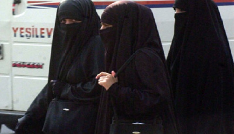 البرلمان السويسري “يرفض” حظر ارتداء النقاب في الأماكن العامة