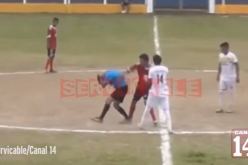 بالفيديو.. لاعب يحتج على قرار طرده ويُشبع الحكم ضربا ويفقده الوعي