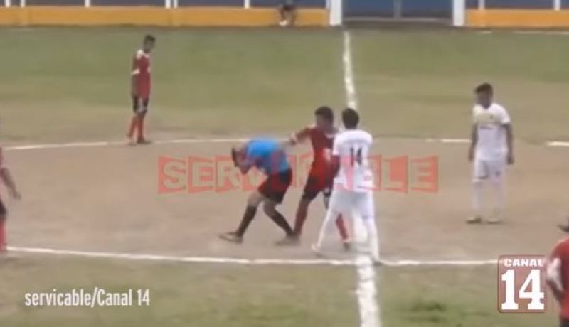 بالفيديو.. لاعب يحتج على قرار طرده ويُشبع الحكم ضربا ويفقده الوعي