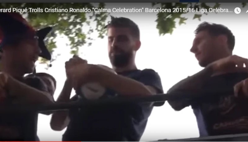 بالفيديو.. بيكي يسخر من رونالدو خلال احتفالات برشلونة