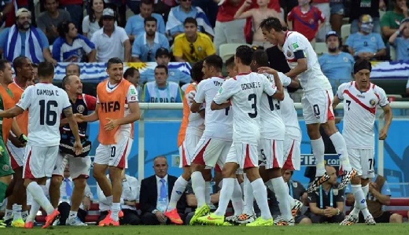 كوستاريكا تزيد من تعقيدات المجموعة الرابعة بعد هزيمتها أوروغواي 3-1