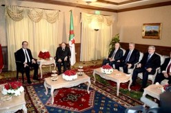 الرئيس بوتفليقة يتحادث مع نظيره الفرنسي