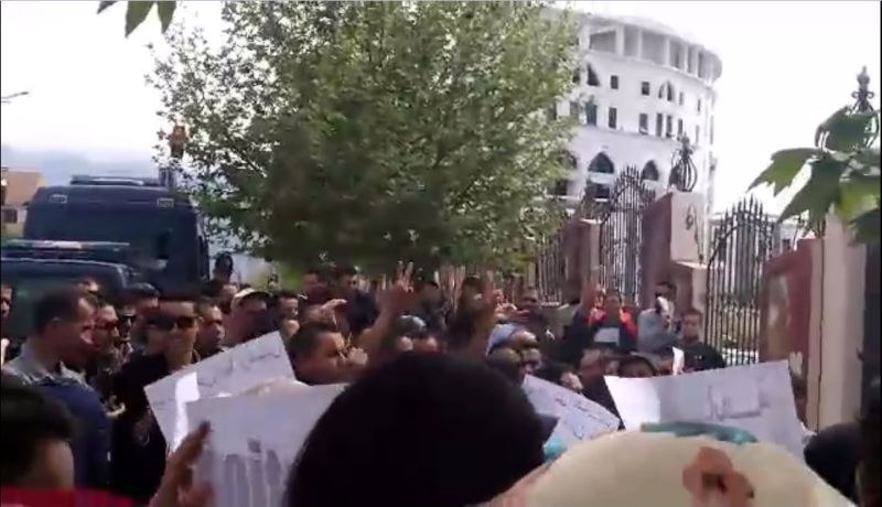 عشرات الأساتذة يحتجون في بسكرة وهذا هو السبب
