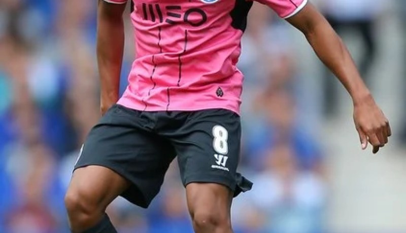 كريستال بالاس يجهز عرضا بـ350 مليار سنتيم للتعاقد مع براهيمي