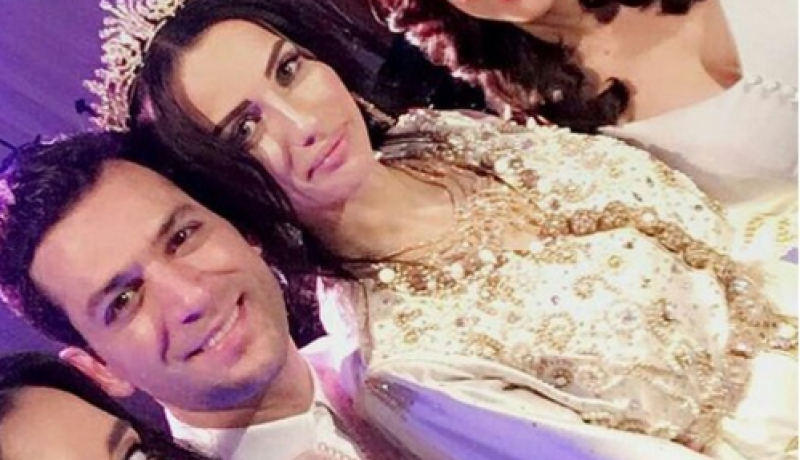 بالصورة.. زوجة  التركي مراد يلدريم ترتدي من تصميم بسمة بوسيل والسبب