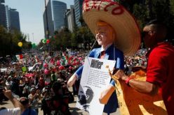 خروج الآلاف في مسيرات بالمكسيك احتجاجا على سياسات الرئيس الأمريكي