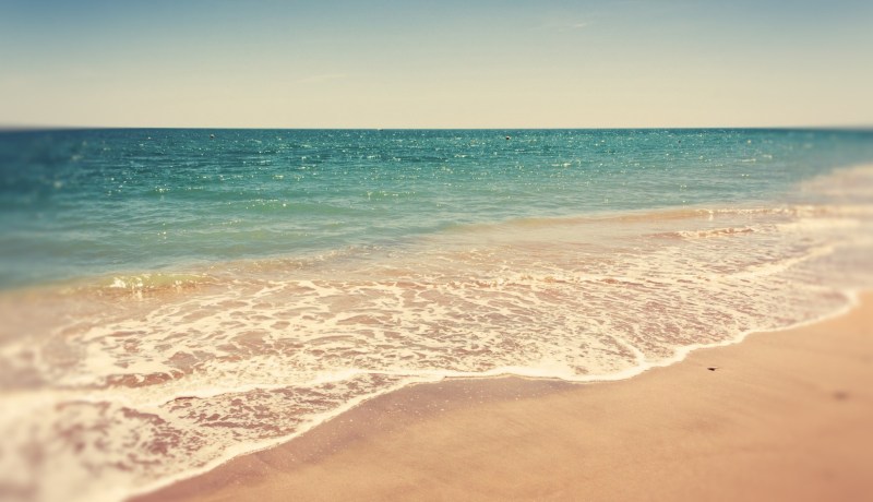 بالفيديو.. صاعقة تحوّل نزهة فتاة على الشاطئ إلى مأساة