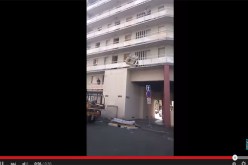 بالفيديو رجل يتخلص من ثلاجته القديمة برميها من الطابق الخامس