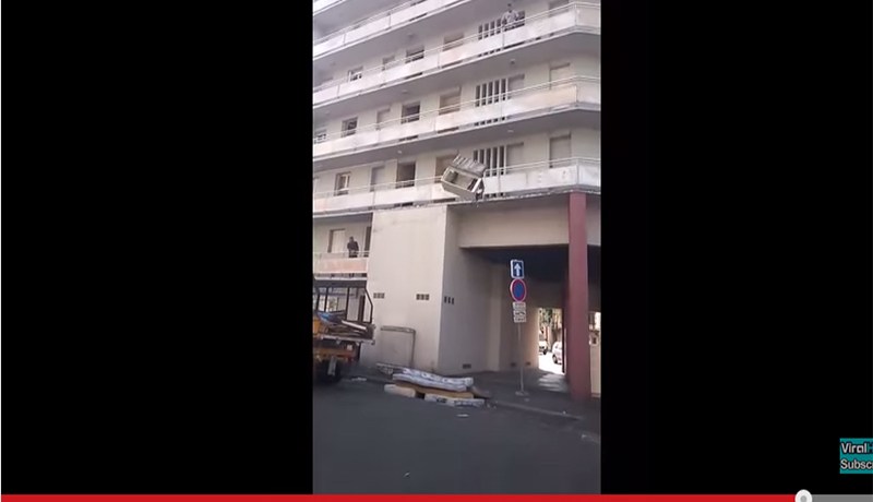 بالفيديو رجل يتخلص من ثلاجته القديمة برميها من الطابق الخامس