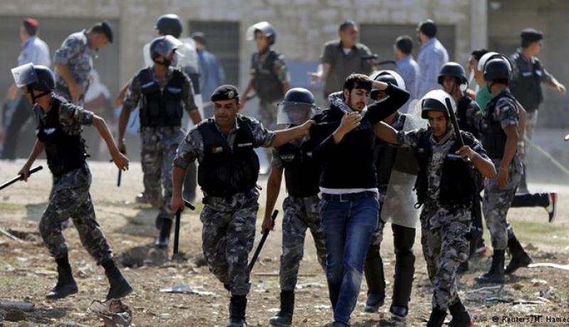 مقتل  فلسطيني وإعتقال آخر بالضفة الغربية