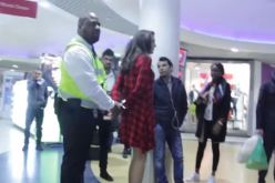 بالفيديو ضابط شرطة يعتقل فتاة داخل سوق تجاري لأنها رفضت الزواج منه