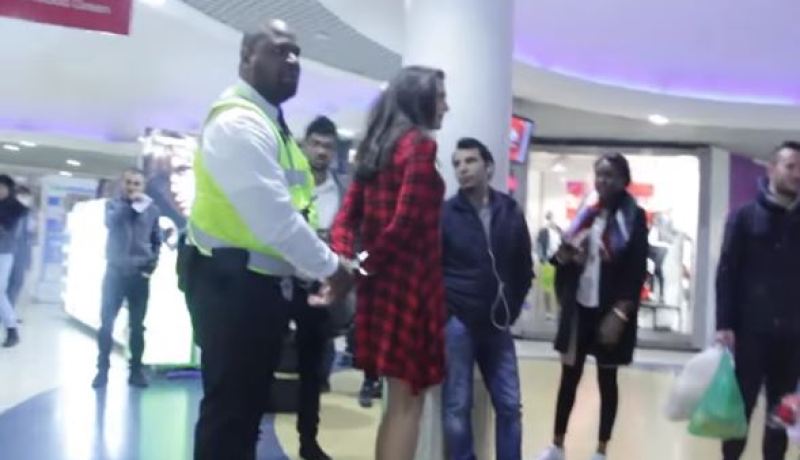 بالفيديو ضابط شرطة يعتقل فتاة داخل سوق تجاري لأنها رفضت الزواج منه