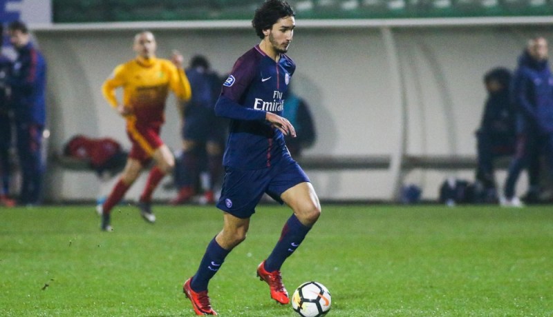 موهبة جزائرية يقترب من عملاق إنجلترا !!