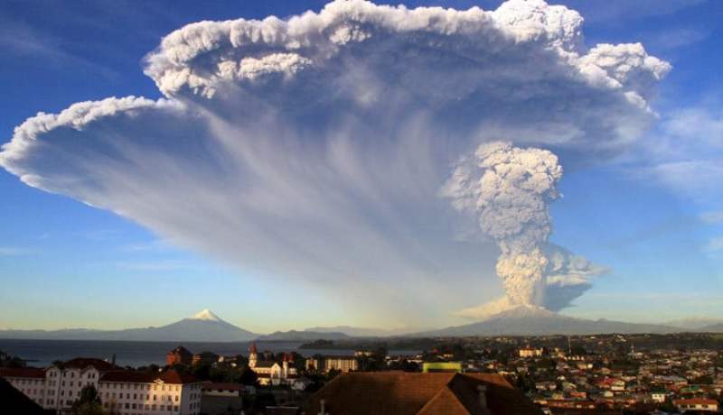 بالفيديو  لحظة انفجار بركان كالبيوكو في تشيلي