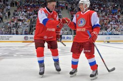 بالفيديو والصور .. بوتين يسجل 5 أهداف في مباراة هوكي