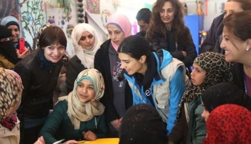 التركية توبا بيوكستون تزور مخيم اللاجئين السوريين بالأردن