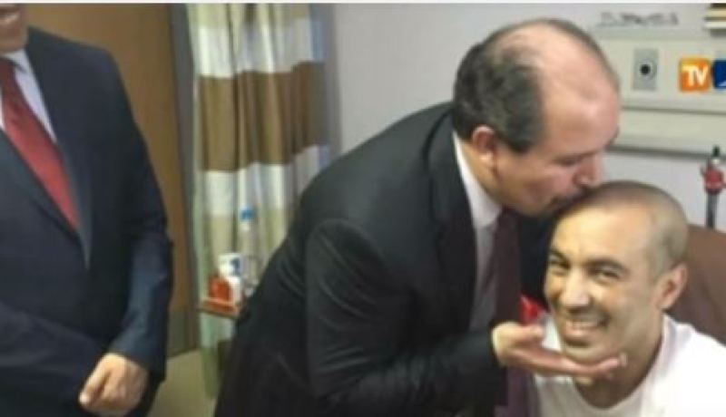 بالفيديو محمد عيسى يزور الحاج الجزائري يوسف الناجي من حادثة الرافعة بالحرم المكي