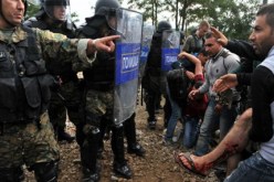 إصابة نحو 40 شخصا في إشتباكات بين قوات مكافحة الشغب ومهاجرين في اليونان