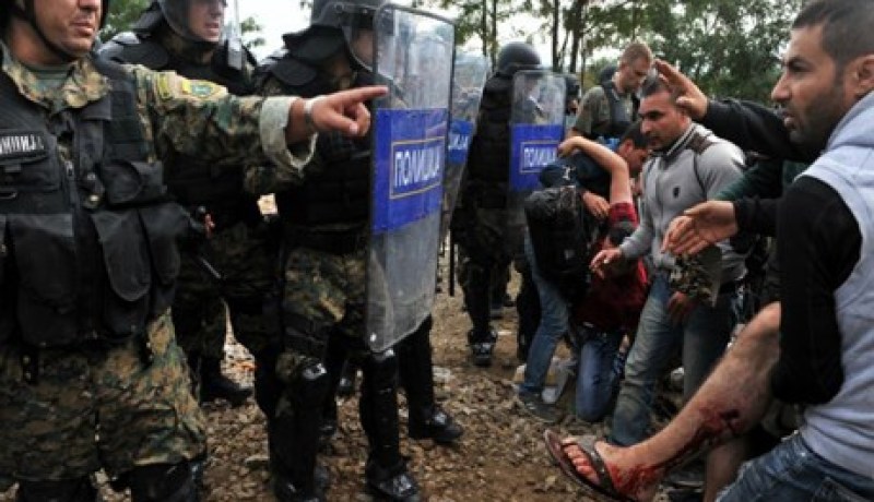 إصابة نحو 40 شخصا في إشتباكات بين قوات مكافحة الشغب ومهاجرين في اليونان