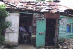 أب غني أخذ ابنه ليعلمه كيف تكون حياة الفقراء .. لكن ما فعله الابن صادم