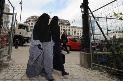 هولندا تمنع النقاب في الأماكن العامة