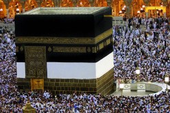 بالفيديو.. حركات غريبة لمعتمرين أثناء طوافهم حول الكعبة