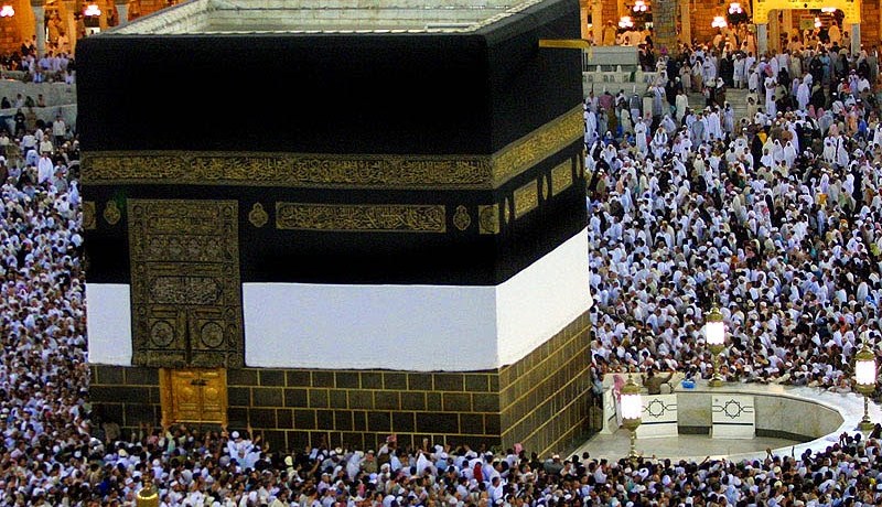 بالفيديو.. حركات غريبة لمعتمرين أثناء طوافهم حول الكعبة