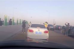 بالفيديو سائقون يتركون سياراتهم لتصوير مركبة  فضائية