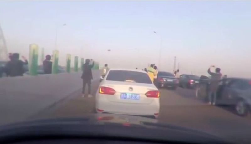بالفيديو سائقون يتركون سياراتهم لتصوير مركبة  فضائية