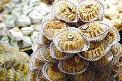 العائلات الجزائرية تتسابق على الحلواجية لإقامة الأفراح:سوق الحلويات التقليدية يشتد .. ونساء تجاوز مدخولهن 70 مليون سنتيم شهريا