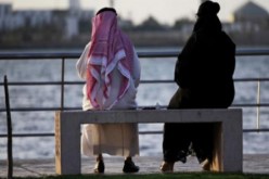 بالصور.. معلمة سعودية تشكر زوجها على مساندته لها على طريقتها