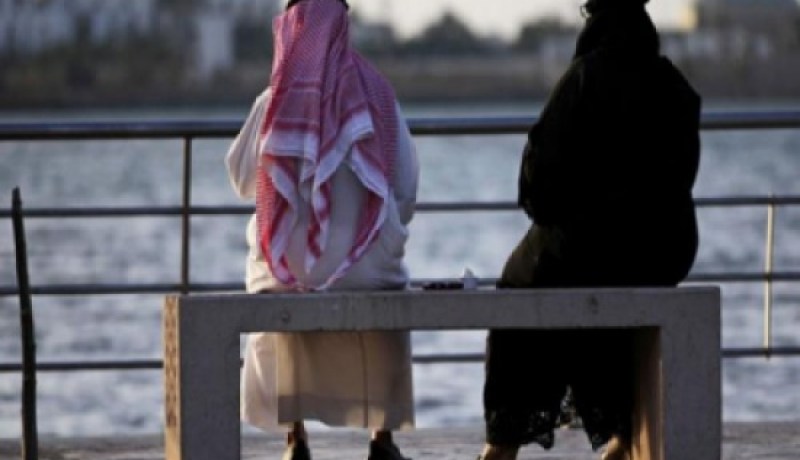 بالصور.. معلمة سعودية تشكر زوجها على مساندته لها على طريقتها