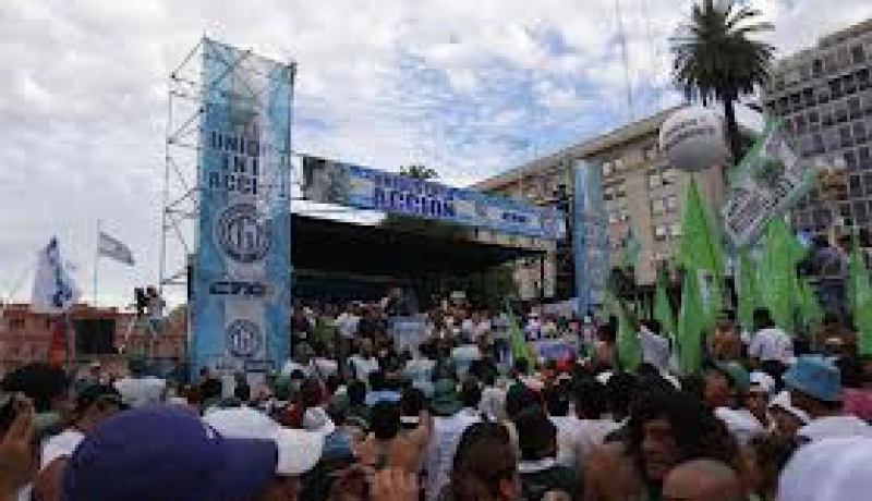 عشرات الالاف من الأرجنتينيين يتظاهرون في بوينس ايرس ضد الرئيسة كريستينا كيرشنر