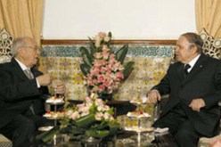 السبسي يلتقي بوتفليقة للنظر في الوضع الأمني بالحدود