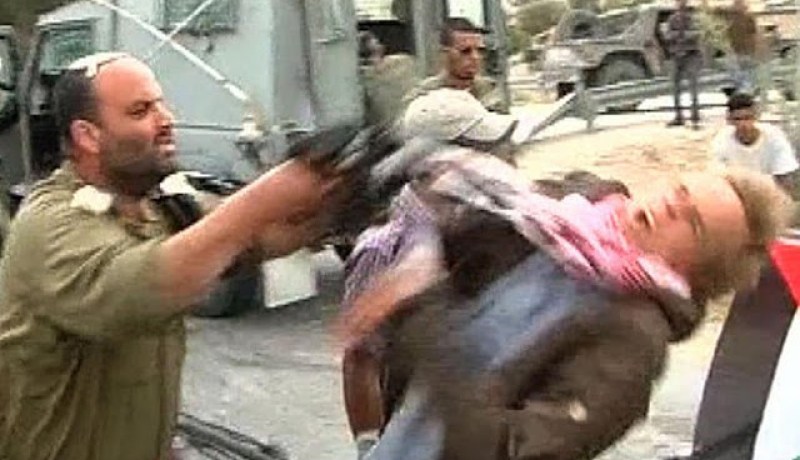 تنحية ضابط إسرائيلي كبير من منصبه بعد ضرب ناشط مؤيد للفلسطينيين